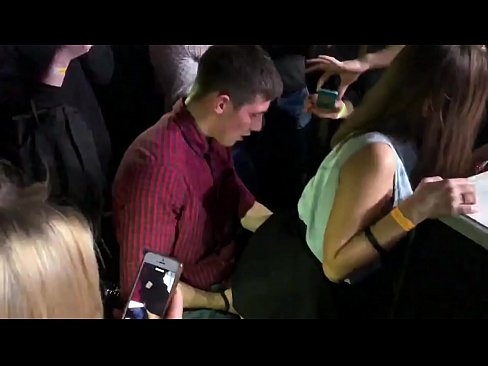❤️ Ubulili bangempela ku-nightclub yaseRussia. Intombazane yaseRussia eneminyaka engu-18 ubudala ingene endunu nasesithweni sangasese e-nightclub Amahule ku-porn zu.liporno.ru ❤
